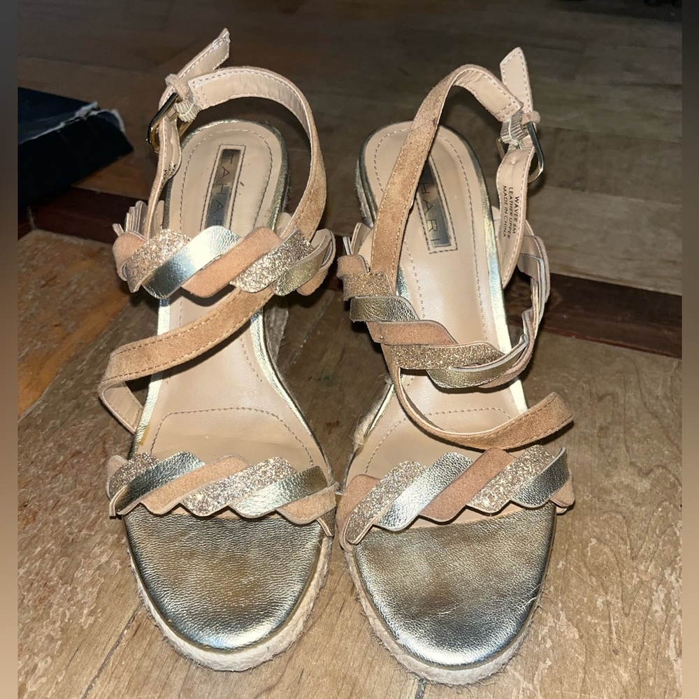 Tahari size 6 wedge heel shoe